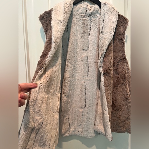 Alfred Dunner Plush Faux Fur Vest Reversible Cream Brown Sz Large Chic Soft Warm - Picture 9 of 9
